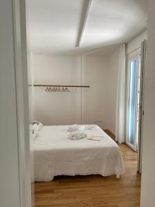 - une chambre blanche avec un lit et des draps blancs dans l'établissement A casa di Fede, à Porto Recanati