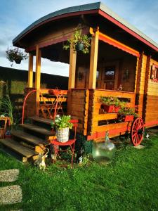 une petite cabane en bois avec une table et un wagon dans l'établissement Roulotte la passe pierre, à Pendé