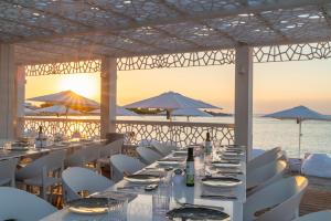 stół ustawiony na posiłek na plaży w obiekcie Infinito Resort w mieście Specchiolla