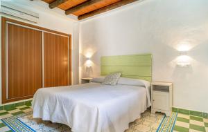 una camera da letto con un letto bianco in una stanza di EL PAISANO a Prado del Rey Altre 12 foto