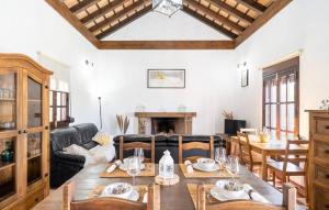 un soggiorno con un tavolo e un divano di EL PAISANO a Prado del Rey