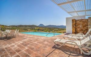 un patio con sedie a dondolo e una piscina di EL PAISANO a Prado del Rey