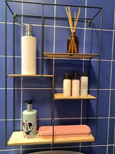 - une étagère avec des articles de toilette dans la salle de bains dans l'établissement apartament Onestilor, à Oradea