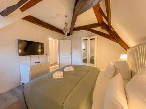 a bedroom with a large green bed and a tv at ApartOne Altstadt-Hotel in Bautzen