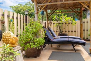 een patio met een stoel en een houten hek bij Villa Ayutthaya at Kantiang Bay in Koh Lanta