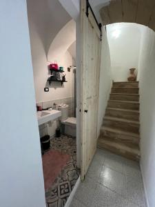 ein Badezimmer mit einer Treppe, einem WC und einem Waschbecken in der Unterkunft Casa Zara in Sorso
