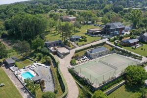 een luchtzicht op een herenhuis met een tennisbaan bij Domaine du Grand Bec in Villerville