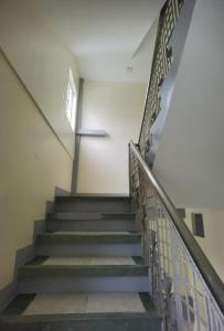 una escalera en un edificio con una cruz en la pared en Rivoli Hotel en San Pablo