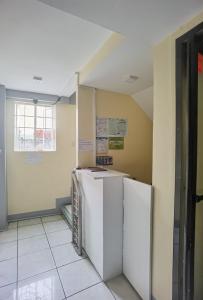 um quarto com dois frigoríficos num quarto em Rivoli Hotel em San Pablo