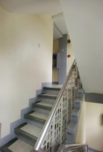 una escalera en un edificio con barandilla de metal en Rivoli Hotel en San Pablo