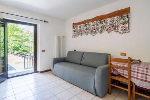 uma sala de estar com um sofá e uma mesa em Residence Covalou em Antey-Saint-André