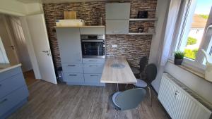 eine Küche mit einem Holztisch und 2 Stühlen in der Unterkunft Ferienwohnung Fürst in Moos