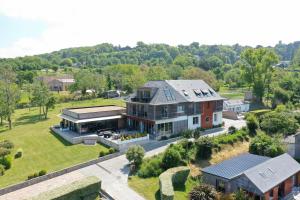 - une vue aérienne sur une grande maison dans l'établissement Domaine du Grand Bec, à Villerville