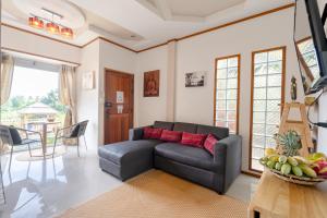 salon z kanapą i stołem w obiekcie Villa Ayutthaya at Kantiang Bay w mieście Ko Lanta
