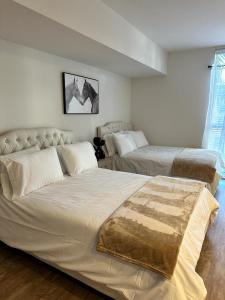a bedroom with two beds in a room at Studios Universal 10 min drive FREE parking and WIFI in Los Angeles