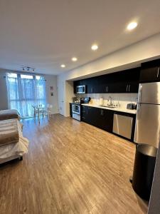 a large living room with a kitchen and a table at Studios Universal 10 min drive FREE parking and WIFI in Los Angeles