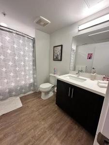 ein Badezimmer mit einem WC, einem Waschbecken und einem Spiegel in der Unterkunft Studios Universal 10 min drive FREE parking and WIFI in Los Angeles
