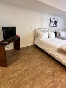 a bedroom with two beds and a flat screen tv at Studios Universal 10 min drive FREE parking and WIFI in Los Angeles