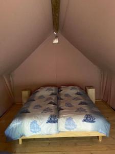 1 cama en una habitación en una tienda de campaña en Camp du Père Castor, en Simard