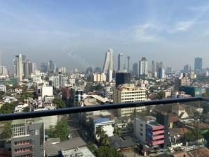 - une vue sur la ville depuis le haut d'un bâtiment dans l'établissement Luxury Sea view fully furnished apartment, à Colombo