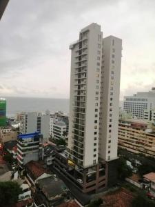 Luxury Sea view fully furnished apartment في كولومبو: مبنى أبيض طويل في مدينة بها مباني