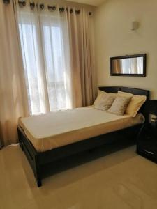 1 cama en un dormitorio con ventana grande en Luxury Sea view fully furnished apartment, en Colombo