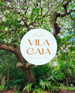 znak dla willi cala przed drzewem w obiekcie Pousada Vila Gaia w mieście Santo André