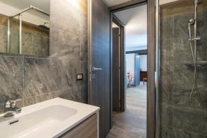 Koupelna v ubytování Residence Covalou + 37 fotografií
