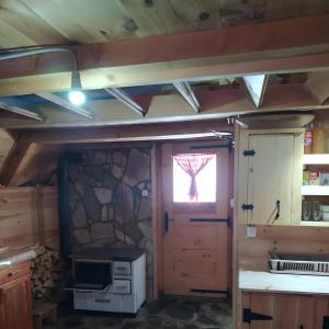 Una cocina o cocineta en Eko katun Vranjak, koliba 28