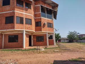 un edificio de ladrillo rojo con muchas ventanas en Residencial Isaura, en Rio Branco