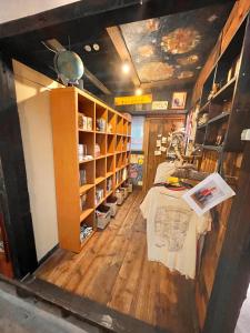 a room with a table and shelves in a room at 月光荘沖縄 in Naha