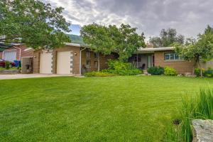 una casa con un patio con césped verde en Cozy Kaysville Home 6 Mi to Lagoon Amusement Park!, en Kaysville