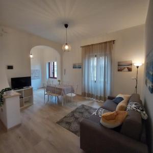 ein Wohnzimmer mit Couch und ein Esszimmer in der Unterkunft Casa vacanza Leucosia&Tresino in Santa Maria di Castellabate