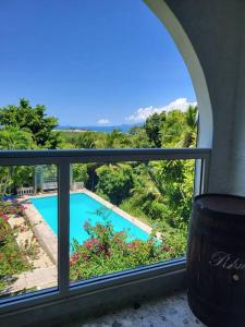 una ventana con vistas a la piscina en Appartement magnifique vue mer en Le Gosier