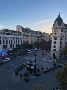 een uitzicht op een stad met een gebouw en een straat bij Fabulous apartment in heart of Paris in Parijs