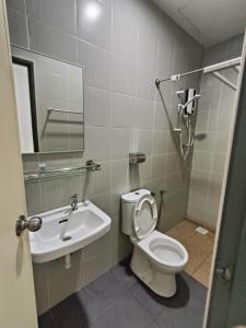 a bathroom with a toilet and a sink at Hotel Wawasan in Simpang Renggam