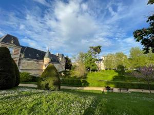 a park with a building and grass and bushes at A1 Champagne Loft - 105 m2 6 personnes - Place de la République - Châlons en Champagne in Chalons en Champagne
