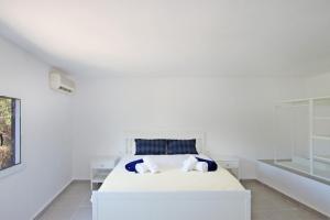 una camera bianca con un letto in una stanza di Villa Ses Costes by Slow Villas ad Alaró