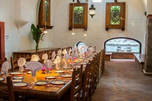 een lange eetkamer met een lange tafel met stoelen bij Hacienda de San Ignacio in San Ignacio