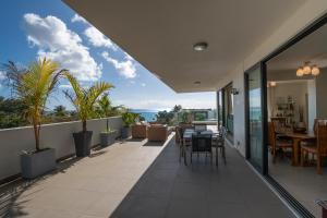 格兰贝伊PENTHOUSE VUE MER - MONT CHOISY的海景阳台