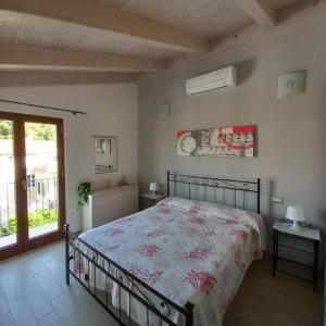 ein Schlafzimmer mit großem Bett und Fenster in der Unterkunft Casa vacanza Leucosia&Tresino in Santa Maria di Castellabate