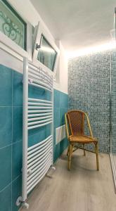 een badkamer met een stoel en een douche bij La Romantica in Feriolo
