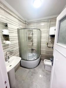 ein Badezimmer mit Dusche, Waschbecken und Toilette in der Unterkunft Sea view apartment 3 bedrooms 2 toilets 3 air conditioners in Alexandria + 8 Fotos