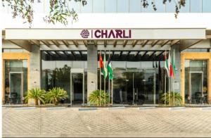 un edificio con banderas delante en CHARLI Hotel Jeddah, en Yeda
