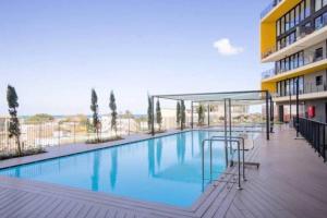 a swimming pool on the balcony of a building at Moderne 3BR - Vue mer in Tel Aviv
