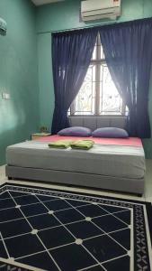 Postel nebo postele na pokoji v ubytování Homestay De Mutiara Tasek Ipoh
