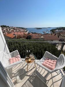 eine Terrasse mit 2 Stühlen und einem Tisch auf dem Balkon in der Unterkunft Apartments old town Hvar sea view in Hvar