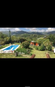 uma vista para uma piscina num quintal em Cabañas doña vivi em Valle Hermoso