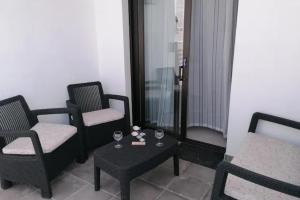 una habitación con 2 sillas y una mesa con gafas. en Vivienda El Remo-Vv-1, en Los Llanos de Aridane