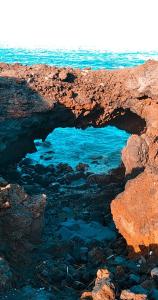 una cueva en las rocas junto al océano en Vivienda El Remo-Vv-1, en Los Llanos de Aridane 5 fotos más